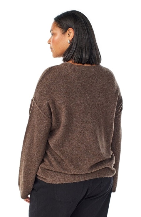 ZIZZI MODNY LUŹNY SWETER BRĄZOWY PRZESZYCIA 499B